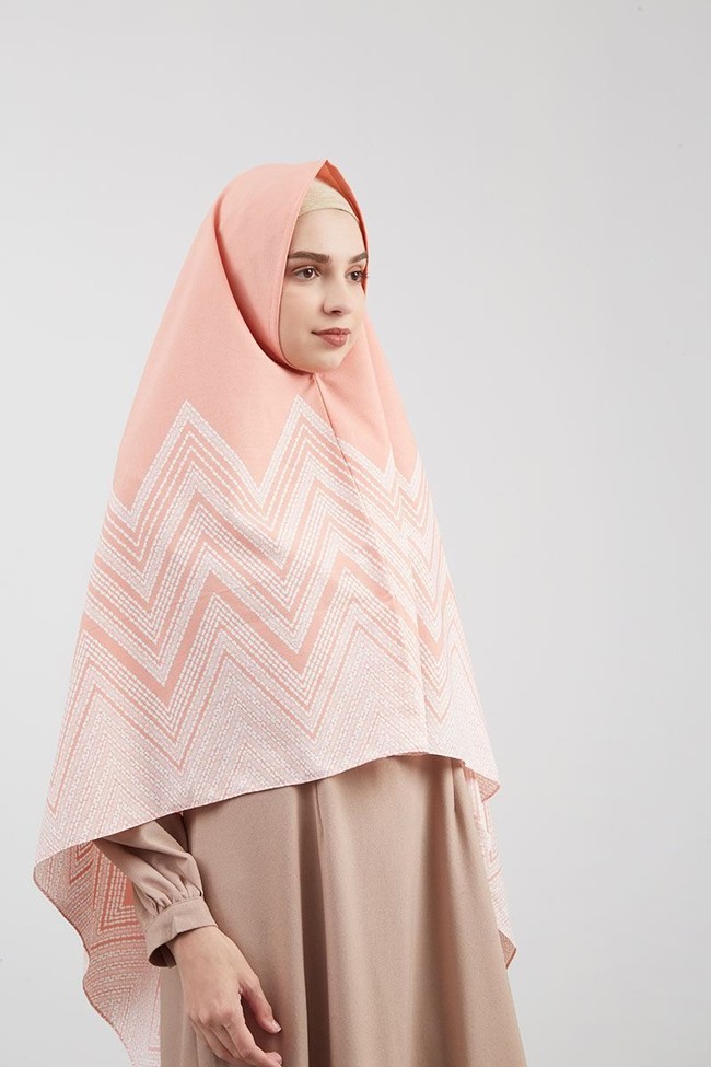 Khimar juga berasa dari bahasa Arab, yang artinya kerudung. Di Indonesia khimar lekat dengan penampilan hijab syari. Khimar di negara ini juga seringkali digunakan untuk jilbab yang panjangnya melebihi dada. Foto: Hijabenka