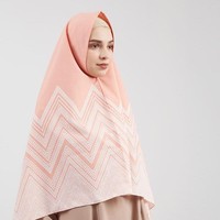 Khimar juga berasa dari bahasa Arab, yang artinya kerudung. Di Indonesia khimar lekat dengan penampilan hijab syari. Khimar di negara ini juga seringkali digunakan untuk jilbab yang panjangnya melebihi dada. Foto: Hijabenka