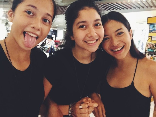 Putri Marino adalah anak sulung dari tiga bersaudara, dua adik perempuannya pun sama cantik dan menawannya dengannya. Foto: Instagram Putri/Selly/Sitha Marino