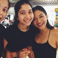 Putri Marino adalah anak sulung dari tiga bersaudara, dua adik perempuannya pun sama cantik dan menawannya dengannya. Foto: Instagram Putri/Selly/Sitha Marino