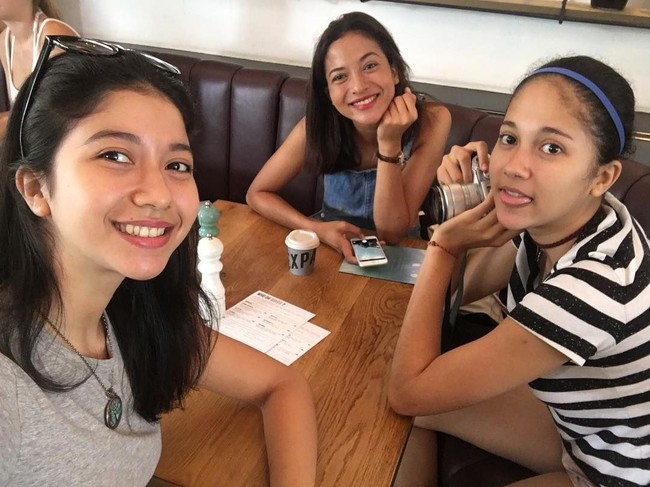Sedangkan adik bungsu Sitha merupakan seorang atlet basket. Tak heran jika tubuhnya tinggi.  Foto: Instagram Putri/Selly/Sitha Marino