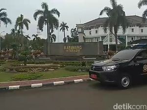Video: Viral Protes Warga Karawang Gantung Botol Bekas Miras di Tiang Listrik