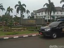 Video: Viral Protes Warga Karawang Gantung Botol Bekas Miras di Tiang Listrik
