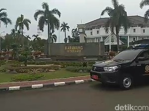 Video: Viral Protes Warga Karawang Gantung Botol Bekas Miras di Tiang Listrik