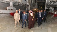 Mohammed Salman menginspeksi salah satu proyek investasi Saudi di Terusan Suez.   (Foto: The Egyptian Presidency/Handout via REUTERS)