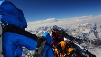 Sherpa atau porter lokal Gunung Everest telah lama mengeluh adanya ledakan jumlah pengunjung. Kepadatan penduduk ini dinilai amat berbahaya di gunung tertinggi di dunia itu (CNN Travel)