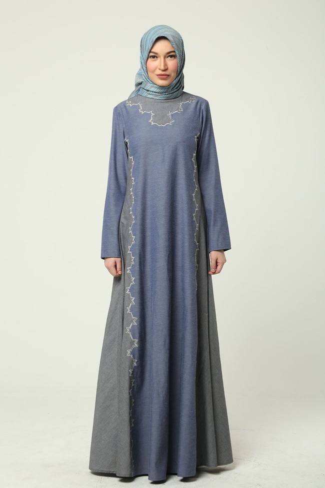 Gamis berasal dari bahasa Arab qomish yang berarti pakaian terusan hingga mata kaki. Di Indonesia, kata gamis digunakan untuk baju panjang atau dress dengan desain longgar. Gamis biasanya hanya dipakai oleh wanita berhijab. Desainnya pun terus berkembang, bahkan sudah sering disebut long dress saja. Foto: Shafira