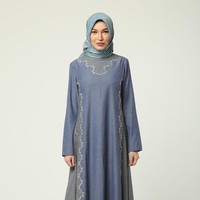 Gamis berasal dari bahasa Arab qomish yang berarti pakaian terusan hingga mata kaki. Di Indonesia, kata gamis digunakan untuk baju panjang atau dress dengan desain longgar. Gamis biasanya hanya dipakai oleh wanita berhijab. Desainnya pun terus berkembang, bahkan sudah sering disebut long dress saja. Foto: Shafira