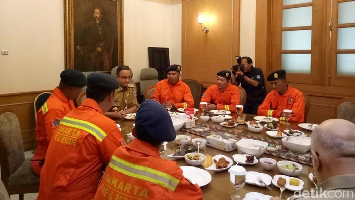 Anies Undang Makan Petugas Damkar yang Selamatkan Bocah Terjepit