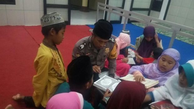 Cerita Brigadir Gatot, Polisi Plus Guru Ngaji