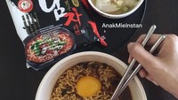 Namja Ramyun dari Pablo cocok untuk makan malam ini. Kuah mie instan ini memiliki sensasi rasa bawang putih. Penasaran nggak sih? Foto: Instagram @anakmieinstan