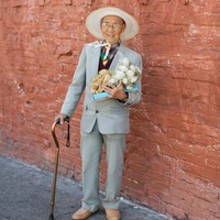 Padahal hanya pergi ke pasar, tapi si kakek bergaya parlente dengan memakai jas.  Foto: Instagram (Chinatown Pretty)