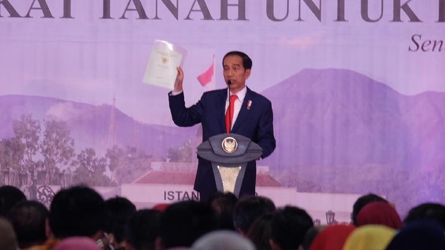 Jokowi Bagi-bagi Sertifikat Tanah yang Jadi Heboh