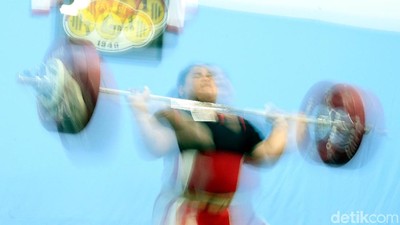 Aksi Para Lifter di Tes Angkat Besi PABBSI