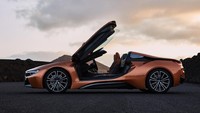 Atap lunak BMW i8 Roadster bisa dibuka dengan elektronik. Mobil hanya memiliki 2 kursi saja. Tidak seperti versi Coupe yang memiliki 4 kursi, namun di bagian belakang lebih sempit. Foto BMW.