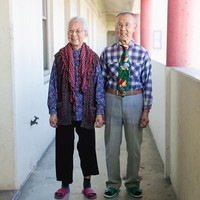 Jika para kids zaman now kadang masih ragu untuk tabrak warna dan motif, namun pada orang tua ini cuek dan percaya diri dengan gayanya. Foto: Instagram (Chinatown Pretty)