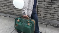 Kaitkan balon di koper, seorang traveler berusaha untuk memperingan bawaannya ketika check-in. Ngaruh nggak ya? (Imgur)