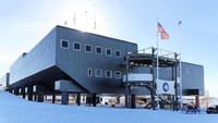 Amundsen-Scott South Pole Station didirikan tahun 1956 oleh pemerintah AS. Hingga kini, inilah tempat penelitian di bagian paling selatan Bumi (Amundsen-Scott South Pole Station/Facebook)