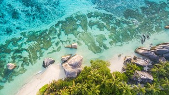 Seychelles mengalami kenaikan permukaan laut yang belum pernah terjadi sebelumnya dibandingkan dengan 6.000 tahun terakhir, menurut sebuah penelitian yang diterbitkan dalam Proceedings of the National Academy of Sciences. Sekitar 85% pembangunan negara berada di garis pantai. Kantor Berita Seychelles melaporkan bahwa kenaikan satu meter saja dapat menutupi banyak atau bisa mengakibatkan 70% hilangnya daratan. Foto: (Thinsktock)