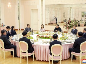 Saat Kim Jong-Un Bercanda tentang Dirinya Sambil Minum Soju