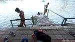 Serunya Anak-anak Berenang di Danau Sunter