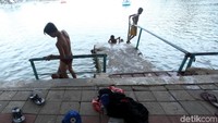 Setelah dipromosikan oleh Wakil Gubernur dan Menteri Kelautan dan Perikanan bahwa air Danau Sunter tidak merusak kulit membuat sejumlah anak-anak berenang.