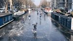 Foto: Gara-gara Cuaca, Main Ice Skating di Atas Sungai