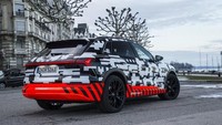 Mobil Audi e-tron bisa dicas di fasilitas pengisian baterai dengan kapasitas 150kW. Foto: Dok. Audi