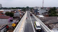Tak hanya sepeda motor, sejumlah mobil juga melintasi flyover. Sebagai informasi, flyover ini dibangun selama kurang lebih satu tahun sejak awal 2017.