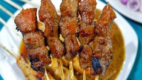 Sate ayam yang ini disajikan dengan sambal kacang yang tidak diuleg halus. Masih ada tekstur kacang yang terlihat. Sate ini diunggah oleh @gracehandoko.gh. Yummy! Foto: Instagram