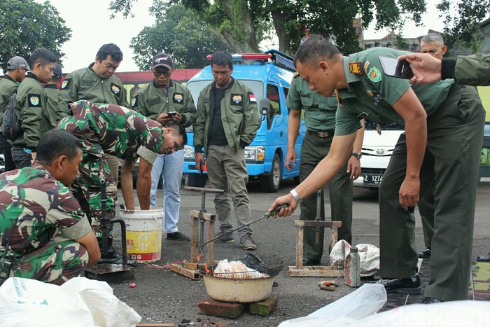 Begini Cara Meracik Bata Beton dari Sampah Ala Kodim Garut