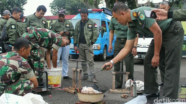 Begini Cara Meracik Bata Beton dari Sampah Ala Kodim Garut