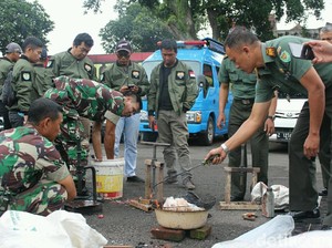 Begini Cara Meracik Bata Beton dari Sampah Ala Kodim Garut