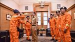 Momen Anies Menjamu Petugas Damkar DKI Makan Siang