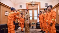 Petugas ini datang, sigap dan menangani ini dengan cepat. Saya undang mereka, ingin menyampaikan apresiasi, dan kita ingin agar ini dipertahankan, imbuh Anies. (Foto: Dok. Pemprov DKI)