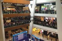 Gelar Diskon, Gerai Apple Malaysia Diserbu Ribuan Orang