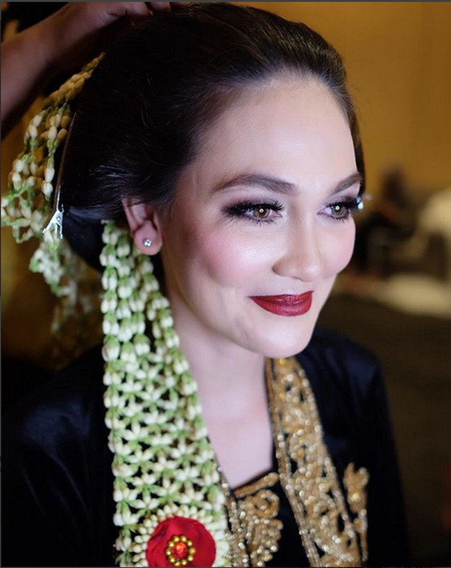 Pada penampilan kedua, Luna tampil menjadi pengantin jawa. Kali ini makeupnya lebih menonjol. Foto: Dok. Instagram/lunamaya