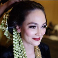 Pada penampilan kedua, Luna tampil menjadi pengantin jawa. Kali ini makeupnya lebih menonjol. Foto: Dok. Instagram/lunamaya