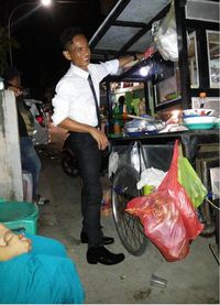 Gaya Nyentrik Rinto, Jualan Bakso Dorong dengan Kemeja Berdasi