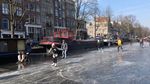 Foto: Gara-gara Cuaca, Main Ice Skating di Atas Sungai