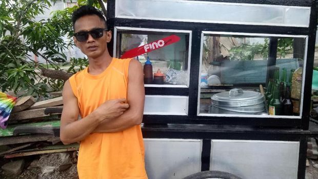Gaya Nyentrik Rinto, Jualan Bakso Dorong dengan Kemeja Berdasi