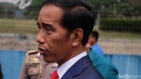 Presiden Jokowi meninjau Sirkuit Internasional Sentul setelah membagikan sertifikat tanah di tempat yang sama. Jokowi ditemani ayah-anak yang sama-sama pembalap, Tinton Suprapto dan Ananda Mikola.