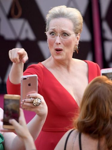 Pakai Gaun Merah di Oscars, Meryl Streep Mirip Ibu Peri dari Film 'Shrek'