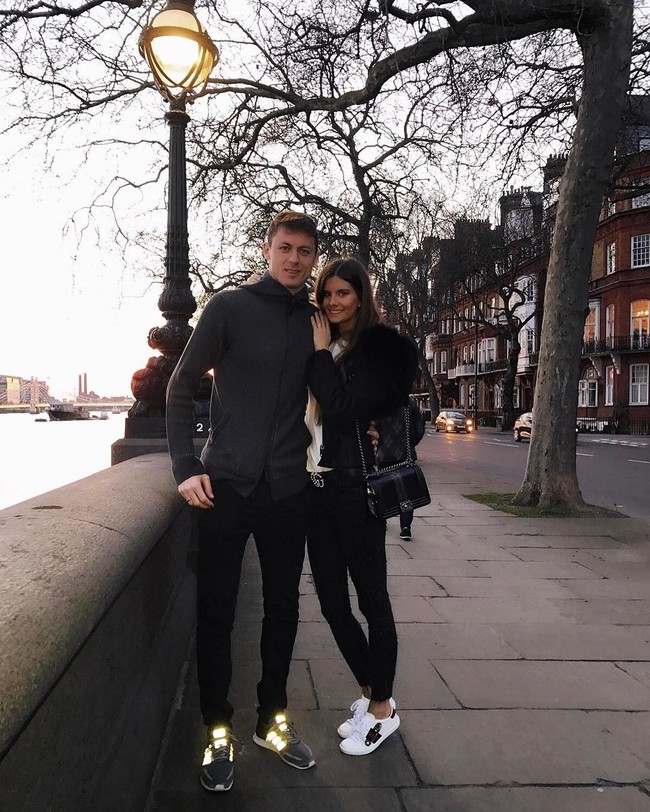 Berpose di sudut kota Chelsea saat Nemanja masih memperkuat klub kota tersebut, Aleksandra bergaya dengan ace embroidered sneaker dari brand Gucci seharga US$ 730. Dia juga terlihat membawa tas Chanel. (Foto: Instagram)