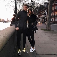 Berpose di sudut kota Chelsea saat Nemanja masih memperkuat klub kota tersebut, Aleksandra bergaya dengan ace embroidered sneaker dari brand Gucci seharga US$ 730. Dia juga terlihat membawa tas Chanel. (Foto: Instagram)