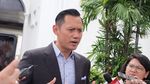 Gaya AHY Berkacamata Hitam Usai Bertemu Jokowi di Istana