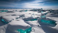 Danau Baikal, Siberia terletak jauh di pedalaman Siberia yang wilayahnya lebih luas dari Belgia. Karena sangat terpencil, banyak tumbuhan dan hewannya yang tidak ditemukan di tempat lain di dunia ini di mana para ilmuwan mempelajari evolusi (CNN Travel)