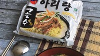 Ini adalah mie instan Korea produksi lokal yang udah beredar di pasaran. Kuahnya berwarna putih creamy dengan sensasi rasa gurih khas susum tulang. Foto: Instagram @anakmieinstan