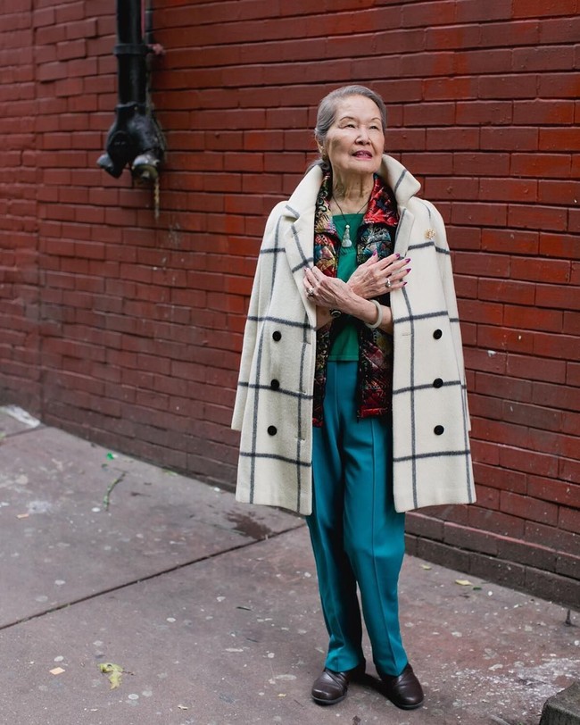 Chinatown Pretty menampilkan orang tua dengan gaya yang tidak biasa. Seperti nenek stylish ini memadankan busana layernya dengan coat kotak-kotak. Foto: Instagram (Chinatown Pretty)
