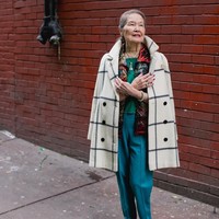 Chinatown Pretty menampilkan orang tua dengan gaya yang tidak biasa. Seperti nenek stylish ini memadankan busana layernya dengan coat kotak-kotak. Foto: Instagram (Chinatown Pretty)